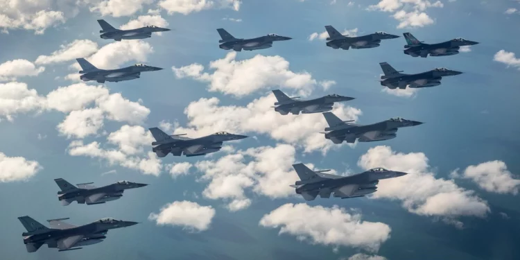 14 pilotos ucranianos entrenan para el F-16 en Rumania