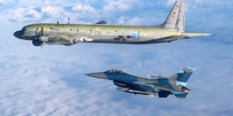 F-16 Aggressor de la USAF intercepta un Il-38 ruso sobre Alaska