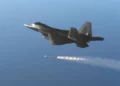 AIM-120 y AIM-260 JATM: dupla letal en el F-22 tras mejoras