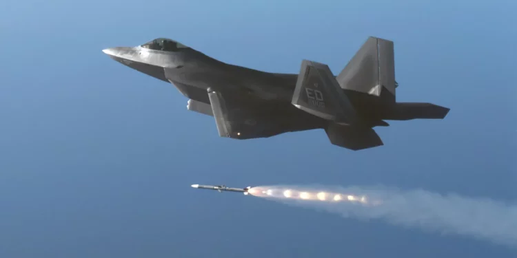 AIM-120 y AIM-260 JATM: dupla letal en el F-22 tras mejoras