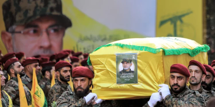 Hezbolá jura “batalla sin fin” en funeral de líder terrorista asesinado