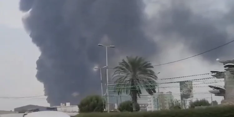 En un vídeo grabado en Yemen, tras un supuesto ataque israelí al puerto de Hodeidah, controlado por los hutíes, el 29 de septiembre de 2024, se pueden ver nubes de humo a lo lejos. (Captura de pantalla, X, utilizada de conformidad con la cláusula 27a de la Ley de Derechos de Autor)