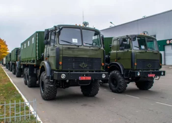 Rusia usa camiones bielorrusos MAZ-5316 ante pérdidas masivas