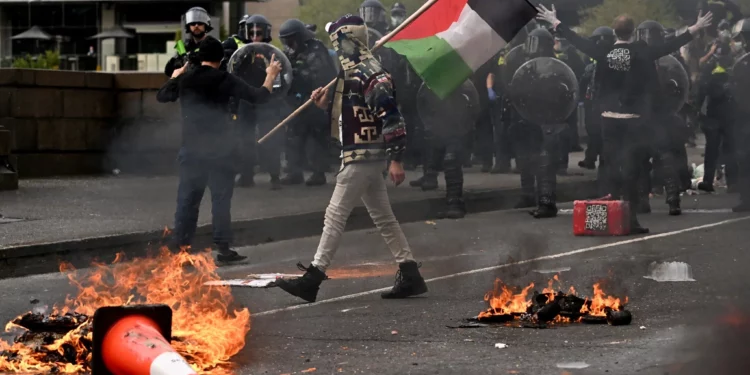 Manifestantes antiisraelíes se enfrentan a la policía en Melbourne