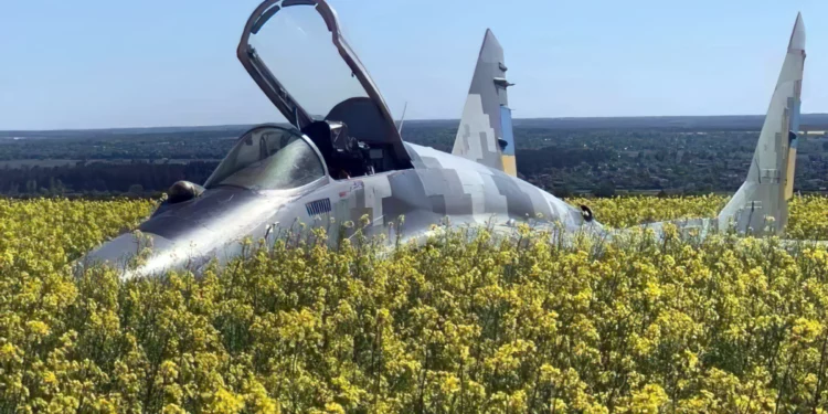 MiG-29 ucraniano aterriza de emergencia en campo de colza