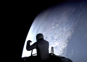 Multimillonario judío realiza primera caminata espacial privada con SpaceX