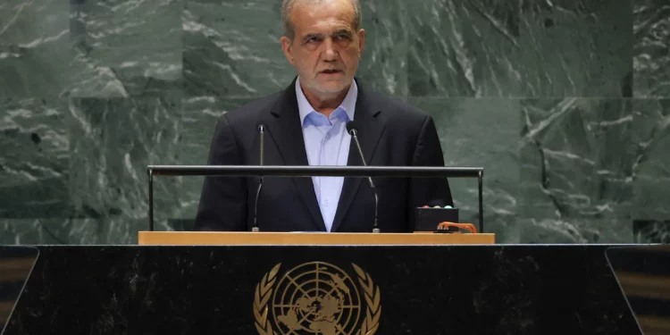 En su discurso ante la Asamblea general de la ONU, el presidente iraní Masoud Pezeshkian dice: “El mundo ha sido testigo de la verdadera naturaleza del régimen israelí” durante el último año de guerra en Gaza. “Ha sido testigo de cómo el régimen lleva a cabo atrocidades en Gaza y cómo en 11 meses ha asesinado a sangre fría a más de 41.000 personas inocentes, en su mayoría mujeres y niños”, afirma Pezeshkian, sin hacer distinción entre civiles y combatientes. “Sus líderes califican este genocidio –el asesinato de niños, los crímenes de guerra y el terrorismo de Estado– de legítima defensa. Califican a los hospitales, los jardines de infancia y las escuelas de objetivos militares legítimos. Califican de antisemitas a las personas valientes y amantes de la libertad de todo el mundo que protestan contra su genocidio. Califican de terroristas a las personas oprimidas que se han levantado contra siete décadas de ocupación y humillación”, continúa. “Es Israel el que ha asesinado a nuestros científicos, diplomáticos e incluso a nuestros invitados en nuestro territorio”, afirma el presidente iraní, aparentemente refiriéndose al líder de Hamás, Ismail Haniyeh, asesinado en Teherán en julio. Pezeshkian afirma, sin pruebas, que Israel “apoyó –tanto de forma encubierta como abierta– a grupos terroristas como el ISIS”. “Israel ha sido derrotado en Gaza y ninguna violencia bárbara puede restaurar su mito de invencibilidad”, afirma. Pide un alto el fuego en Gaza y “el fin de la barbarie desesperada de Israel en el Líbano antes de que se extienda a la región y al mundo”. El presidente iraní sostiene que la única solución al conflicto israelí-palestino es la celebración de un referéndum para los palestinos “que viven en su patria así como para aquellos que se han visto obligados a mudarse a su diáspora, para determinar su futuro”. “Estamos seguros de que a través de este mecanismo podemos lograr una paz duradera con musulmanes, cristianos y judíos viviendo juntos en una sola tierra en tranquilidad y paz”, dice Pezeshkian.