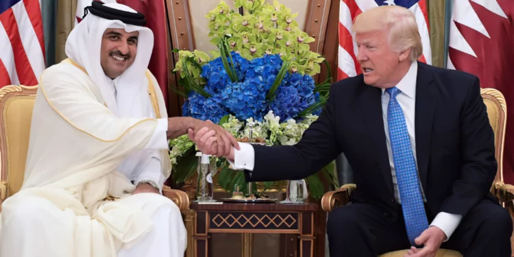 Trump recibe a líderes qataríes y elogia su deseo de paz en Oriente Medio