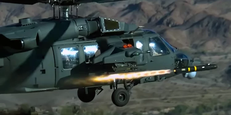 UH-60 Armed Black Hawk muestra su poder con misiles Hellfire