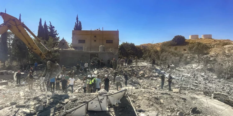 Funcionarios libaneses afirman que un ataque israelí mató a 23 trabajadores sirios y a sus familiares en el Líbano