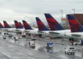 Aviones de Delta esperan en sus puertas el 13 de junio de 2022 en el Aeropuerto Internacional de Salt Lake City, en Salt Lake City. (Foto AP/Rick Bowmer)