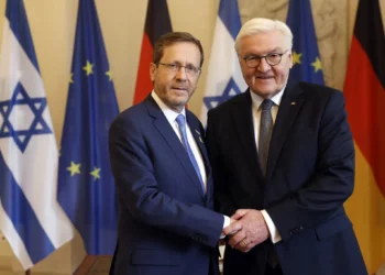 El presidente alemán, Frank-Walter Steinmeier (d), recibe a su homólogo israelí, Isaac Herzog, en el Palacio Presidencial Bellevue, el 16 de febrero de 2024 en Berlín. (Foto Odd ANDERSEN / AFP)