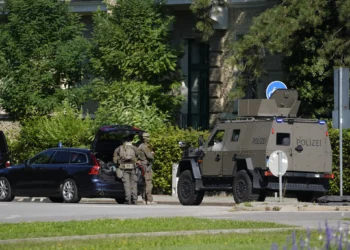 Oficiales patrullan después de que la policía disparó y mató a un sospechoso armado en un intercambio de disparos cerca del consulado israelí en Múnich, Alemania, el 5 de septiembre de 2024. (Foto AP/Matthias Schrader)