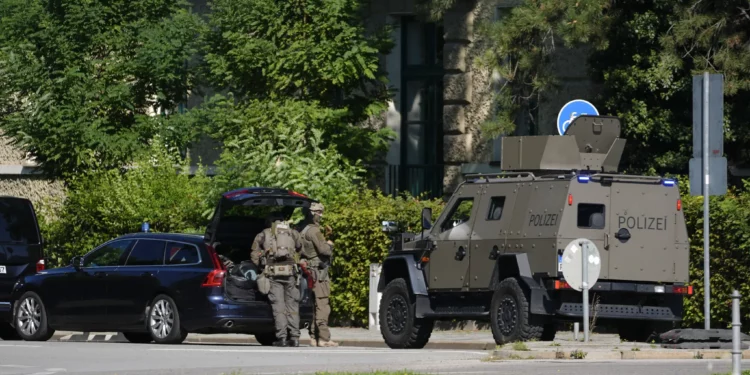 Oficiales patrullan después de que la policía disparó y mató a un sospechoso armado en un intercambio de disparos cerca del consulado israelí en Múnich, Alemania, el 5 de septiembre de 2024. (Foto AP/Matthias Schrader)