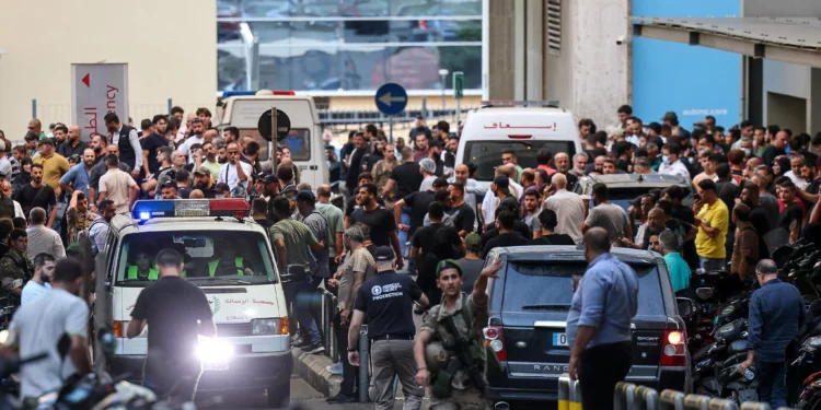 Las ambulancias están rodeadas de personas a la entrada del Centro Médico de la Universidad Americana de Beirut, en el Líbano, el 17 de septiembre de 2024. (Anwar AMRO / AFP)