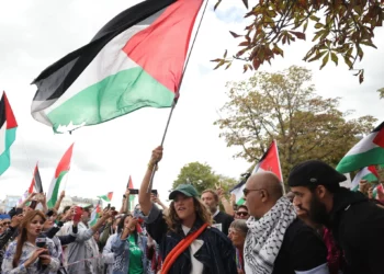 La actriz francesa Manon Azem (centro) sostiene una bandera palestina en una manifestación contra Israel en la Place de la Nation, en París, el 8 de septiembre de 2024. (Thomas Samson/ AFP)