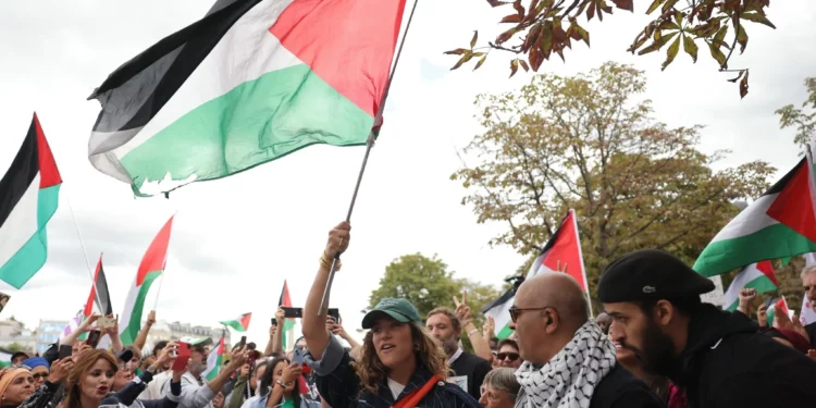 La actriz francesa Manon Azem (centro) sostiene una bandera palestina en una manifestación contra Israel en la Place de la Nation, en París, el 8 de septiembre de 2024. (Thomas Samson/ AFP)