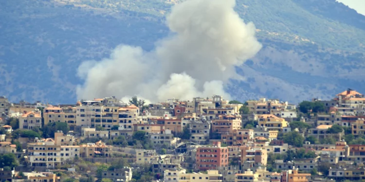 Columnas de humo se elevan desde el lugar de un ataque aéreo israelí en la aldea de Khiam, en el sur del Líbano, cerca de la frontera, el 19 de septiembre de 2024. (Foto de AFP)