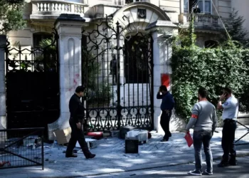 Archivo: Computadoras ensucian el pavimento afuera de la Embajada de Irán en la capital francesa, París, el 14 de septiembre de 2018. (AFP / STEPHANE DE SAKUTIN)