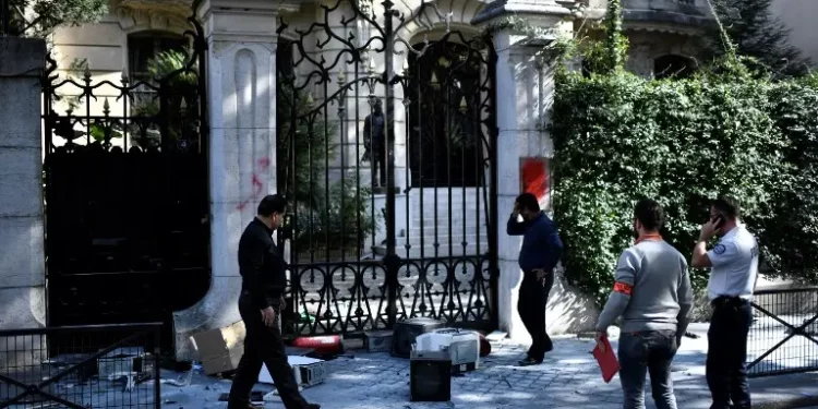 Archivo: Computadoras ensucian el pavimento afuera de la Embajada de Irán en la capital francesa, París, el 14 de septiembre de 2018. (AFP / STEPHANE DE SAKUTIN)