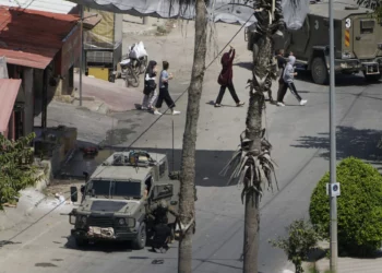 Soldados israelíes arrestan a un hombre palestino mientras otros pasan caminando con las manos en alto durante una operación militar en Jenin, Judea y Samaria, el 5 de septiembre de 2024. (Foto AP/Majdi Mohammed)