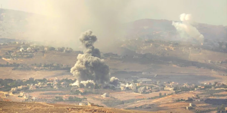 El humo se eleva tras los ataques aéreos israelíes contra objetivos de Hezbolá en aldeas del distrito de Nabatiyeh, visto desde la ciudad de Marjayoun, en el sur del Líbano, el 23 de septiembre de 2024. (Foto AP/Hussein Malla)