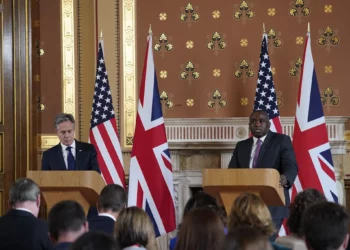 El secretario de Estado de Estados Unidos, Antony Blinken, a la izquierda, escucha al secretario de Asuntos Exteriores de Gran Bretaña, David Lammy, durante una conferencia de prensa conjunta en la sala Locarno del Ministerio de Asuntos Exteriores, Commonwealth y Desarrollo (FCDO) en Londres, el martes 10 de septiembre de 2024. (Foto AP/Alberto Pezzali, Pool)