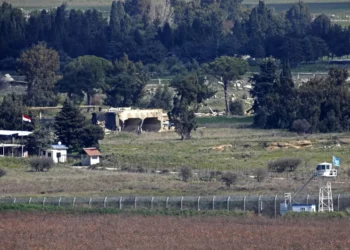 Esta imagen tomada desde los Altos del Golán el 15 de febrero de 2021 muestra la valla fronteriza de Israel con la gobernación siria de Quneitra (JALAA MAREY / AFP)