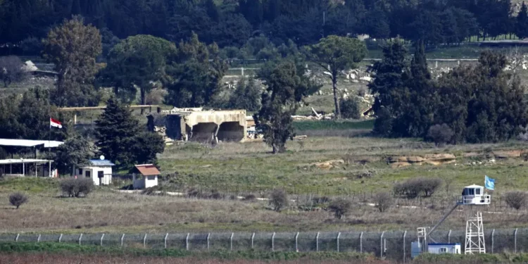 Esta imagen tomada desde los Altos del Golán el 15 de febrero de 2021 muestra la valla fronteriza de Israel con la gobernación siria de Quneitra (JALAA MAREY / AFP)