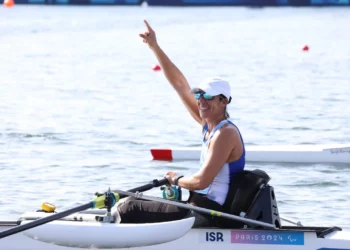 El remero israelí Moran Samuel celebra después de ganar una medalla de oro en los Juegos Paralímpicos de París 2024 el 1 de septiembre de 2024. (Lilach Weiss Rosenberg)