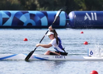 La kayakista israelí Talia Eilat compite en las eliminatorias de la carrera individual femenina de 200 m en los Juegos Paralímpicos de París 2024 el 6 de septiembre de 2024. (Lilach Weiss Rosenberg)