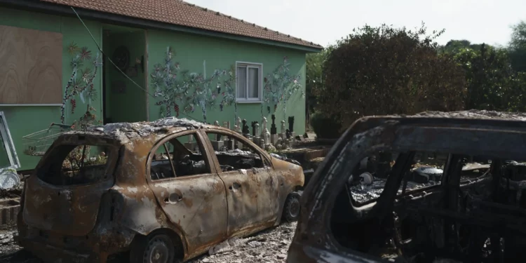 Se ven autos quemados en el moshav Netiv Ha'asara, cerca de la frontera con la Franja de Gaza, el 17 de noviembre de 2023, luego de que la comunidad israelí fuera atacada durante el ataque transfronterizo de Hamás el 7 de octubre. (Foto AP/Leo Correa)