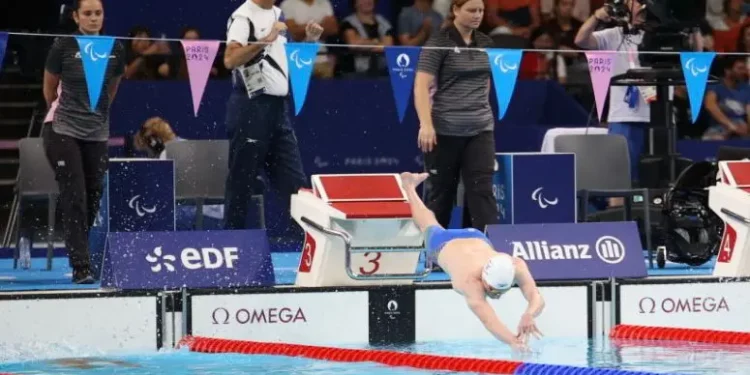 El nadador israelí Ariel Malyar se sumerge en el agua al inicio de los 50 m estilo libre masculino S4 en los Juegos Paralímpicos de París 2024 el 6 de septiembre de 2024. (Keren Isaacson)