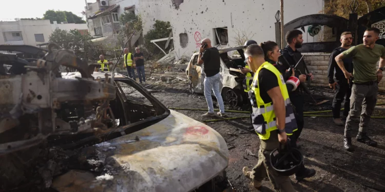 Las fuerzas de seguridad israelíes examinan el lugar donde se produjo el impacto de un cohete lanzado desde el Líbano, en Kiryat Bialik, en el norte de Israel, el domingo 22 de septiembre de 2024. (Foto AP//Ariel Schalit)