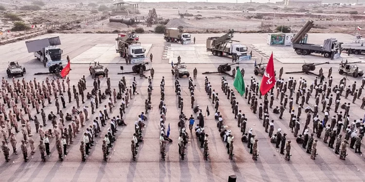 Esta fotografía proporcionada por el sitio web oficial del Cuerpo de la Guardia Revolucionaria de Irán (CGRI) a través de SEPAH News muestra a soldados de la Guardia Revolucionaria iraní participando en un ejercicio militar cerca de la isla de Abu Musa, frente a la costa de la ciudad de Bandar Lengeh, en el sur de Irán (SEPAH NEWS / AFP)