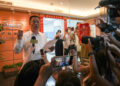 Hsu Ching-kuang (izq.), director de la empresa taiwanesa Gold Apollo, habla con los medios de comunicación fuera de la oficina de la empresa en la ciudad de Nueva Taipei el 18 de septiembre de 2024. (Yan ZHAO / AFP)