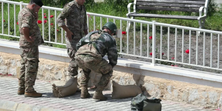 Esta imagen muestra a las fuerzas del ejército libanés preparándose para destruir en una explosión controlada un dispositivo de comunicaciones encontrado en el suelo en el sur del Líbano, entre las aldeas de Burj al Muluk y Klayaa, el 19 de septiembre de 2024. Miles de dispositivos de Hezbolá explotaron en ataques atribuidos a Israel. (Foto de Rabih DAHER / AFP)