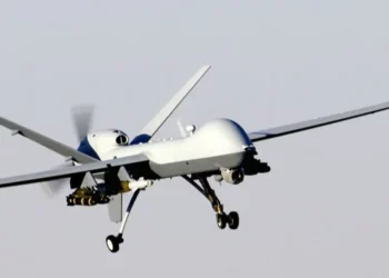 Un vehículo aéreo no tripulado estadounidense MQ-9 Reaper se prepara para aterrizar tras una misión de apoyo a la Operación Libertad Duradera en Afganistán. (Fotografía de la Fuerza Aérea de los EE. UU./Sargento Brian Ferguson/Archivos fotográficos de la USAF/Dominio público/Wikipedia)