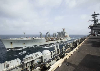 Esta foto proporcionada por la Armada de los EE. UU. muestra al buque de reabastecimiento de la flota de la clase Henry J. Kaiser, USNS Big Horn, navegando junto al portaaviones USS Abraham Lincoln el 11 de septiembre de 2024, en un lugar no revelado en el mar en Oriente Medio. El Big Horn sufrió daños en un incidente que está bajo investigación, dijeron los funcionarios el martes 24 de septiembre de 2024. (Marina de los EE. UU. vía AP)