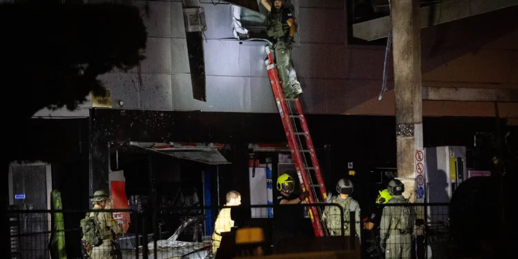 Fuerzas de seguridad en el lugar de la explosión de un coche bomba en el cruce de Gush Etzion, en Judea y Samaria, el 31 de agosto de 2024. (Yonatan Sindel/Flash90)