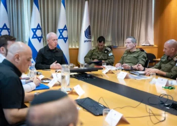 El ministro de Defensa, Yoav Gallant, en una evaluación sobre la preparación del frente interno, el 23 de septiembre de 2024 (Ariel Hermoni/Ministerio de Defensa)