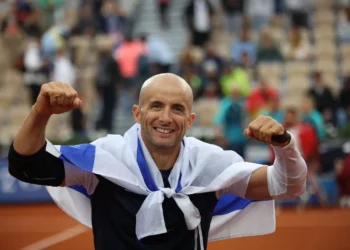 El tenista israelí Guy Sasson celebra la obtención del bronce en los Juegos Paralímpicos de París 2024 el 5 de septiembre de 2024. (Keren Isaacson)