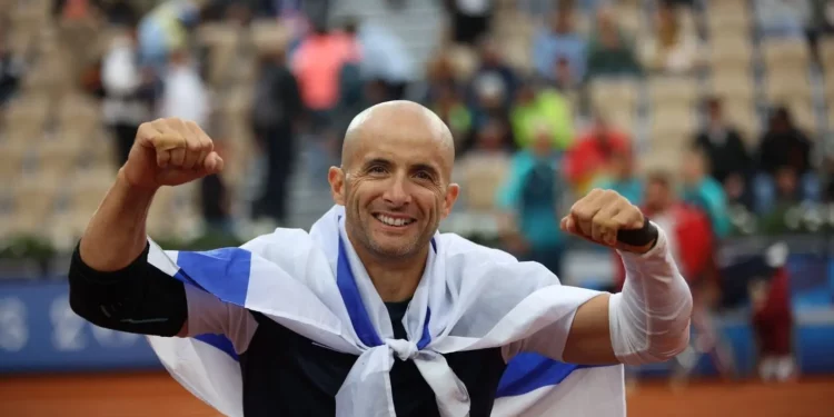 El tenista israelí Guy Sasson celebra la obtención del bronce en los Juegos Paralímpicos de París 2024 el 5 de septiembre de 2024. (Keren Isaacson)