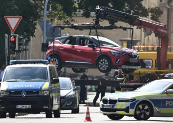 Los agentes de policía retiran con una grúa un coche con matrícula austriaca para asegurar la zona tras un tiroteo cerca del consulado israelí en Múnich el 5 de septiembre de 2024. (LUKAS BARTH-TUTTAS / AFP)