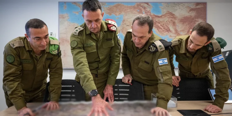 El jefe del Estado Mayor de las FDI, el teniente general Herzi Halevi (segundo desde la izquierda), aprueba los planes para los ataques en el Líbano, junto con el jefe de la División de Operaciones, el general de brigada Yisrael Shomer (izquierda), el jefe de la Dirección de Operaciones, el general de división Oded Basiuk (segundo desde la derecha) y el jefe de la división de investigación de la Dirección de Inteligencia, el general de brigada Ofir Mizrahi Rosen (derecha), en la sala de mando subterránea de las FDI en el cuartel general de las FDI en Tel Aviv, el 23 de septiembre de 2024. (Fuerzas de Defensa de Israel)