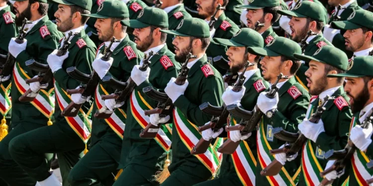 Ilustrativo: Esta fotografía tomada el 22 de septiembre de 2018 muestra a miembros del Cuerpo de la Guardia Revolucionaria de Irán (CGRI) marchando durante el desfile militar anual que marca el aniversario del estallido de la devastadora guerra de 1980-1988 con el Iraq de Saddam Hussein, en la capital, Teherán. (Stringer/AFP)