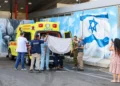 Un hombre herido cuando un misil impactó en el área del acantilado de Ramim llega al Centro Médico Ziv en Safed, el 19 de septiembre de 2024. (David Cohen/Flahs90)