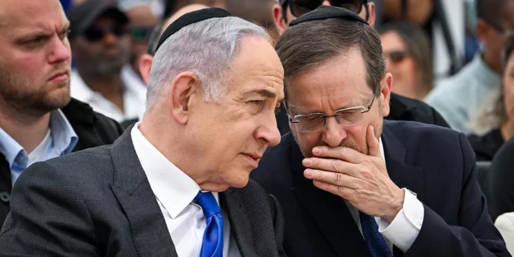 El primer ministro, Benjamin Netanyahu, y el presidente, Isaac Herzog, asisten a una ceremonia conmemorativa para los etíopes que murieron en su viaje a Israel, en el monte Herzl, el 5 de junio de 2024 (Arie Leib Abrams/Flash90)