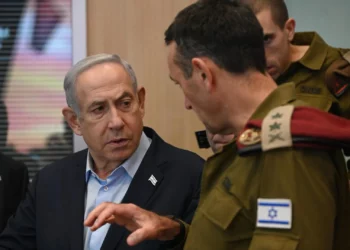 El primer ministro, Benjamin Netanyahu (izquierda), y el jefe de las Fuerzas de Defensa de Israel, Herzi Halevi, al inicio de una reunión del gabinete de seguridad en Tel Aviv, el 16 de noviembre de 2023. (Haim Zach/GPO)