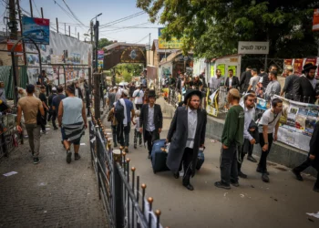 Palestinos inspeccionan los daños en el lugar de los ataques israelíes en lo que las FDI dicen que es un centro de comando de Hamás incrustado en un campamento de desplazados improvisado en Al-Mawasi en la Franja de Gaza el 10 de septiembre de 2024. (Foto de Bashar TALEB / AFP)